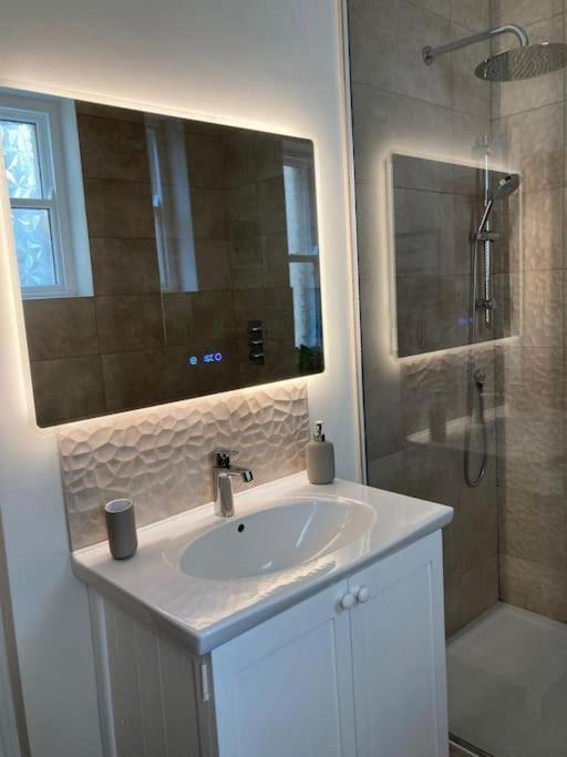Garden Apartment, Central Harrogate With Parking Exterior photo